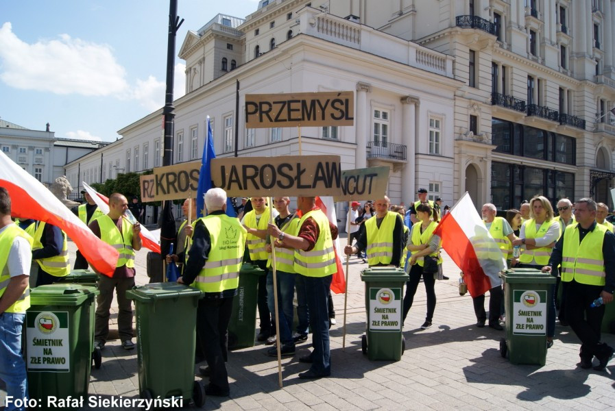 Zlecenia dla spółek miejskich bez przetargów? Śmieciarze protestują, także ci z Sanoka [ZDJĘCIA Z PROTESTU]