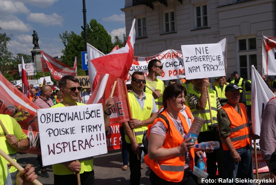 Zlecenia dla spółek miejskich bez przetargów? Śmieciarze protestują, także ci z Sanoka [ZDJĘCIA Z PROTESTU]