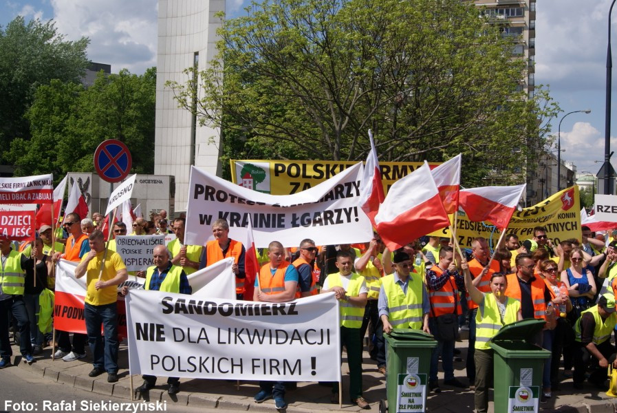 Zlecenia dla spółek miejskich bez przetargów? Śmieciarze protestują, także ci z Sanoka [ZDJĘCIA Z PROTESTU]