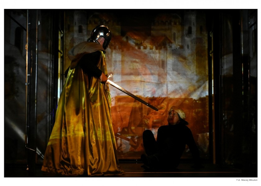 Rycerz nieistniejący ? spektakl teatralny na parkingu SDK