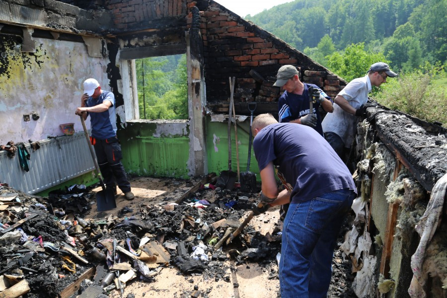 Ogień zabrał dom pięcioosobowej rodzinie [FOTORELACJA]