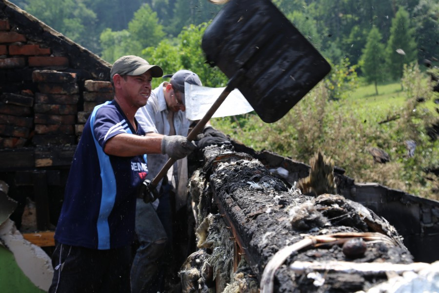 Ogień zabrał dom pięcioosobowej rodzinie [FOTORELACJA]