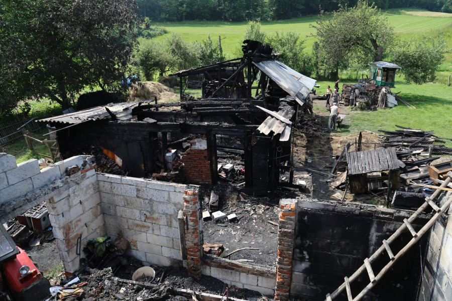 Ogień zabrał dom pięcioosobowej rodzinie [FOTORELACJA]