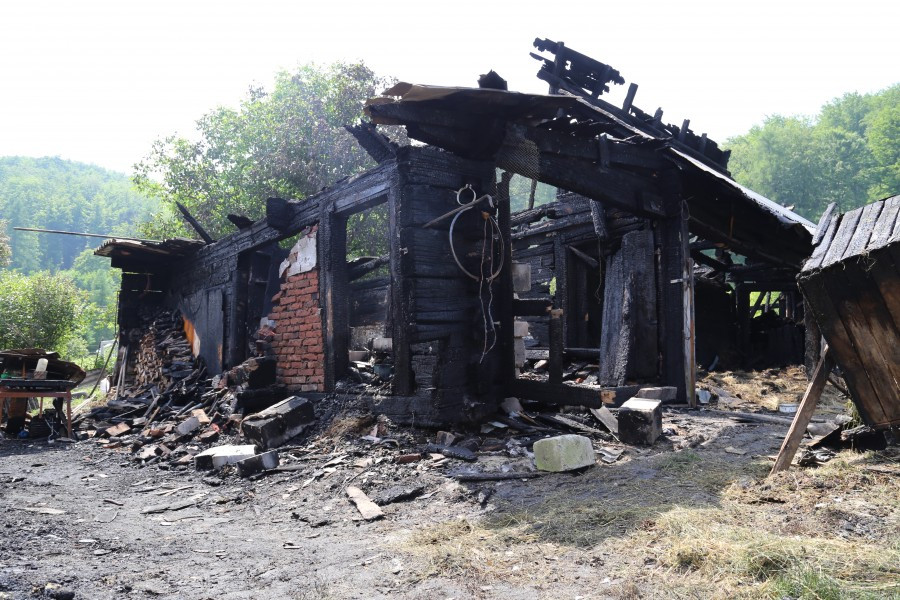 Ogień zabrał dom pięcioosobowej rodzinie [FOTORELACJA]