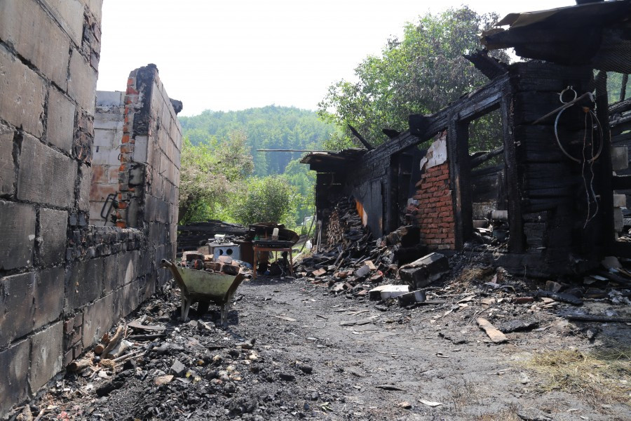 Ogień zabrał dom pięcioosobowej rodzinie [FOTORELACJA]
