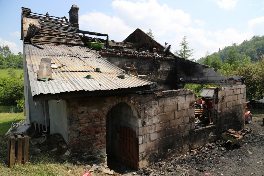 Ogień zabrał dom pięcioosobowej rodzinie [FOTORELACJA]