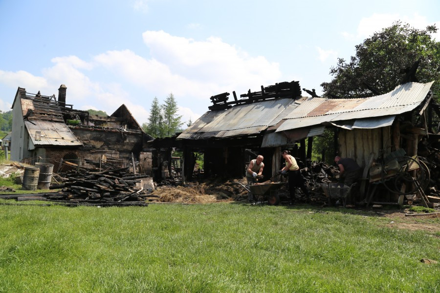 Ogień zabrał dom pięcioosobowej rodzinie [FOTORELACJA]