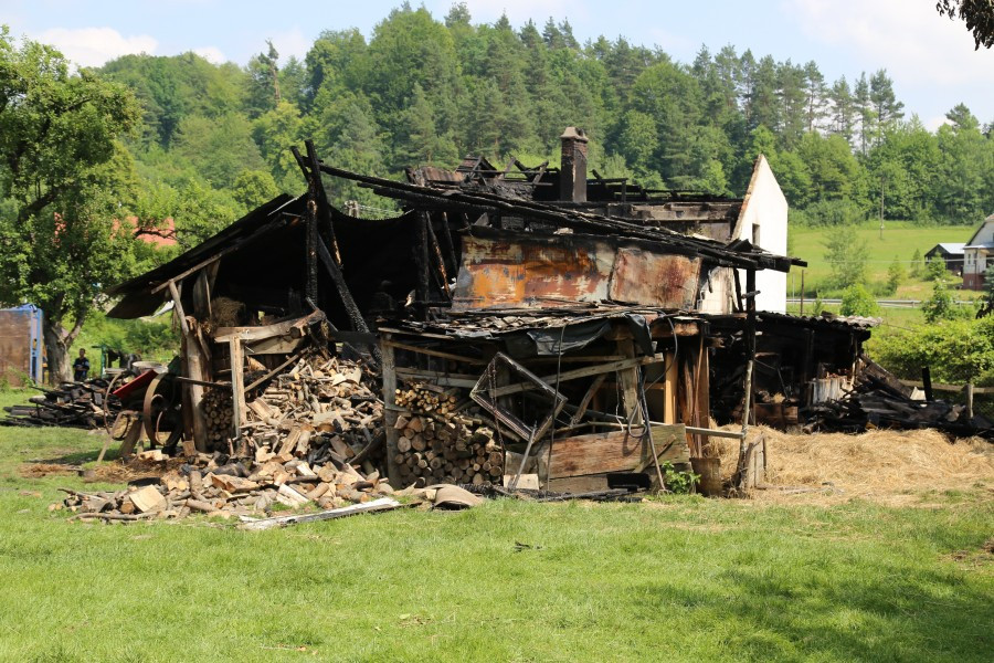 Ogień zabrał dom pięcioosobowej rodzinie [FOTORELACJA]