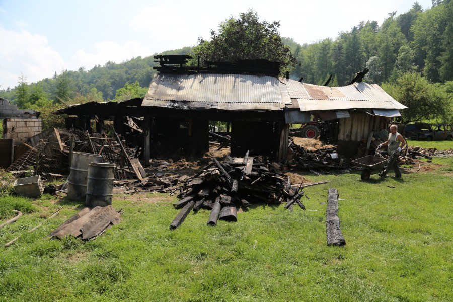 Ogień zabrał dom pięcioosobowej rodzinie [FOTORELACJA]