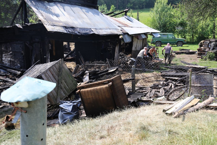 Ogień zabrał dom pięcioosobowej rodzinie [FOTORELACJA]