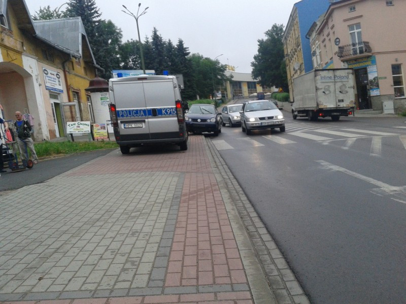 Kolizja na Jagiellońskiej. Samochód ściął słupki