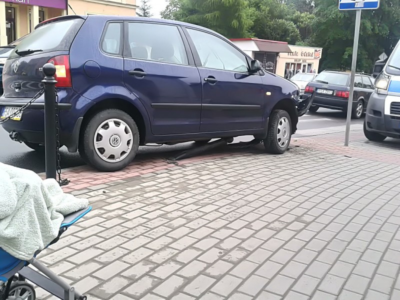 Kolizja na Jagiellońskiej. Samochód ściął słupki