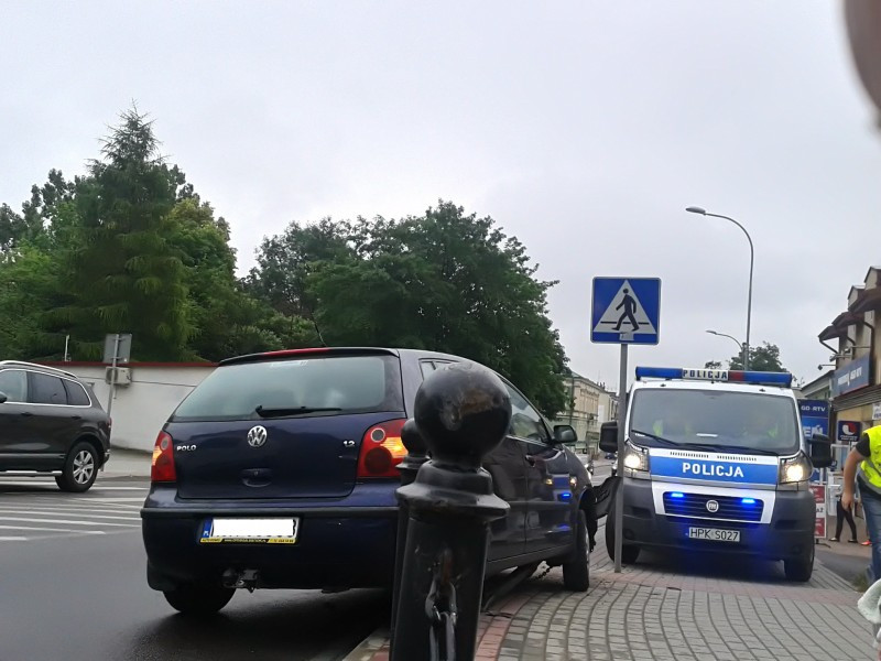 Kolizja na Jagiellońskiej. Samochód ściął słupki
