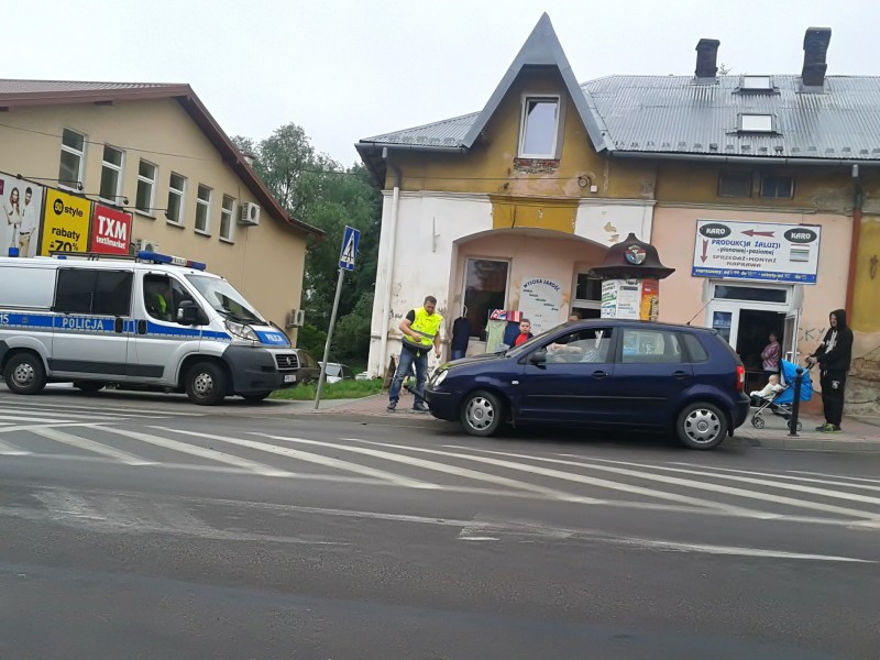 Kolizja na Jagiellońskiej. Samochód ściął słupki