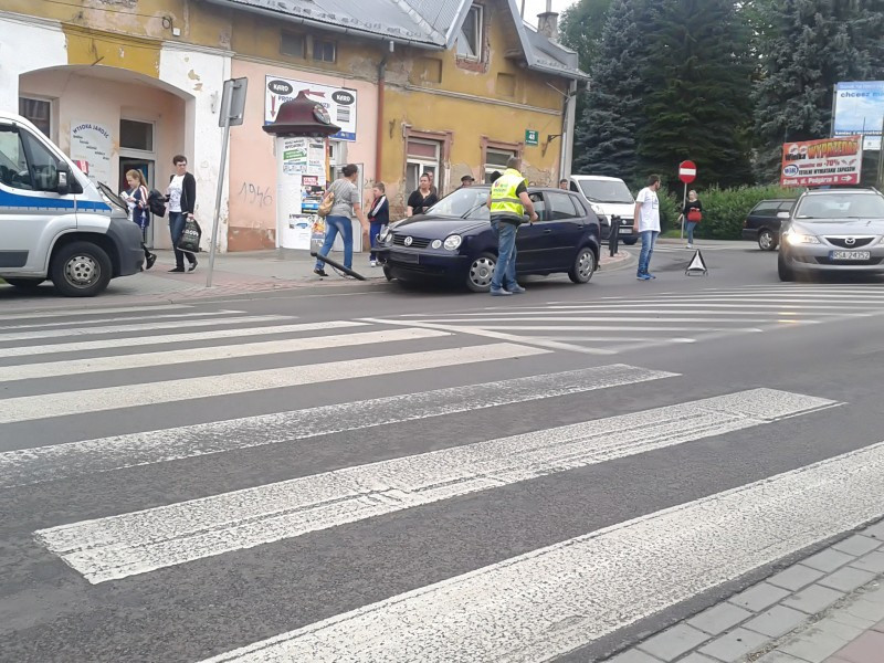 Kolizja na Jagiellońskiej. Samochód ściął słupki
