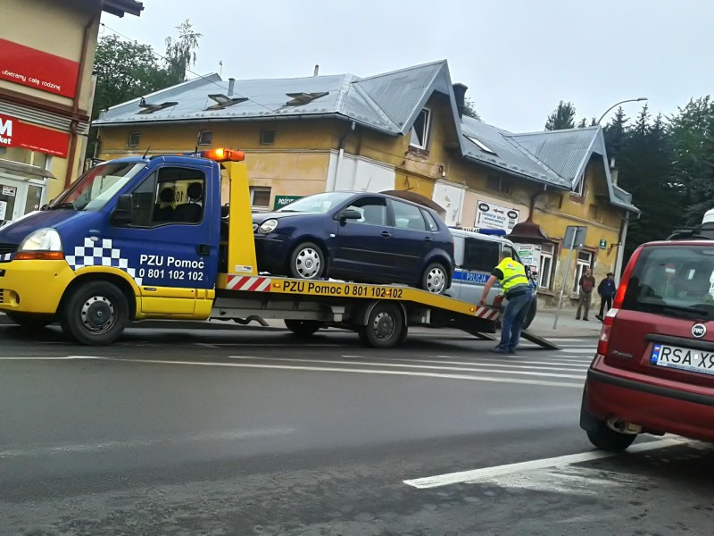Kolizja na Jagiellońskiej. Samochód ściął słupki