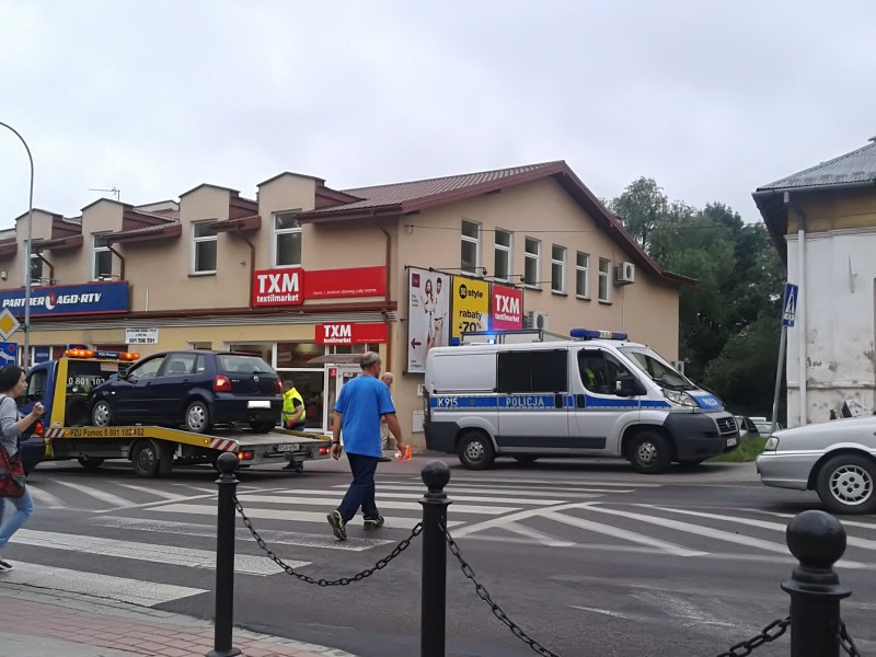 Kolizja na Jagiellońskiej. Samochód ściął słupki