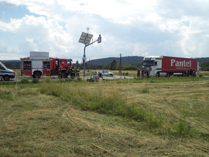 Groźny wypadek w Zabłotcach. Droga zablokowana [ZDJĘCIA]