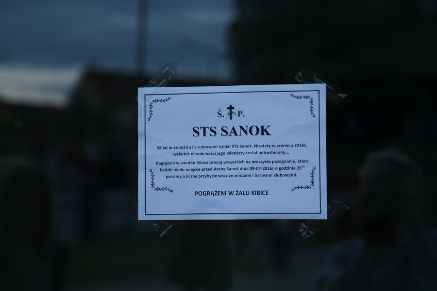 Znicze, flagi i śpiew. Tak kibice hokeja pożegnali STS Sanok [FOTORELACJA, WIDEO]