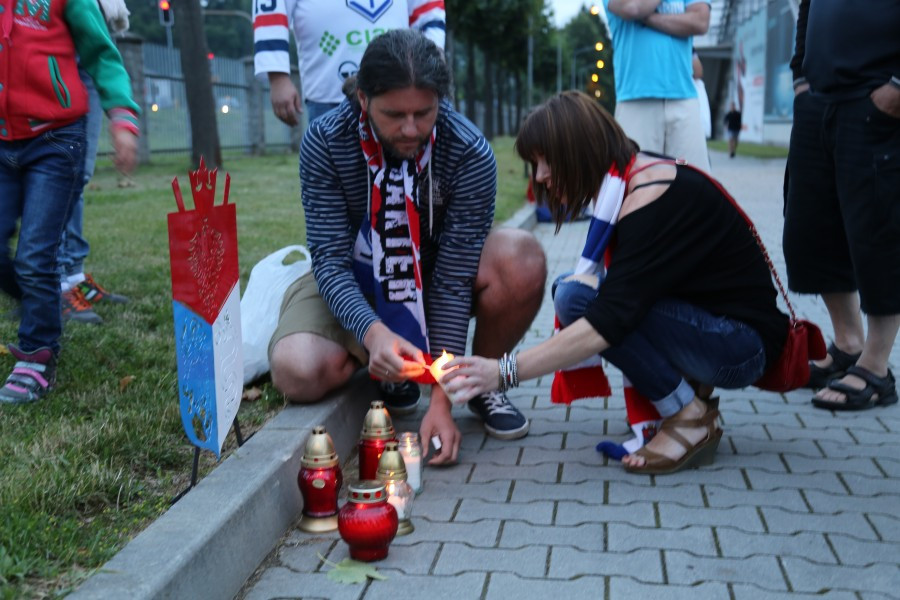 Znicze, flagi i śpiew. Tak kibice hokeja pożegnali STS Sanok [FOTORELACJA, WIDEO]