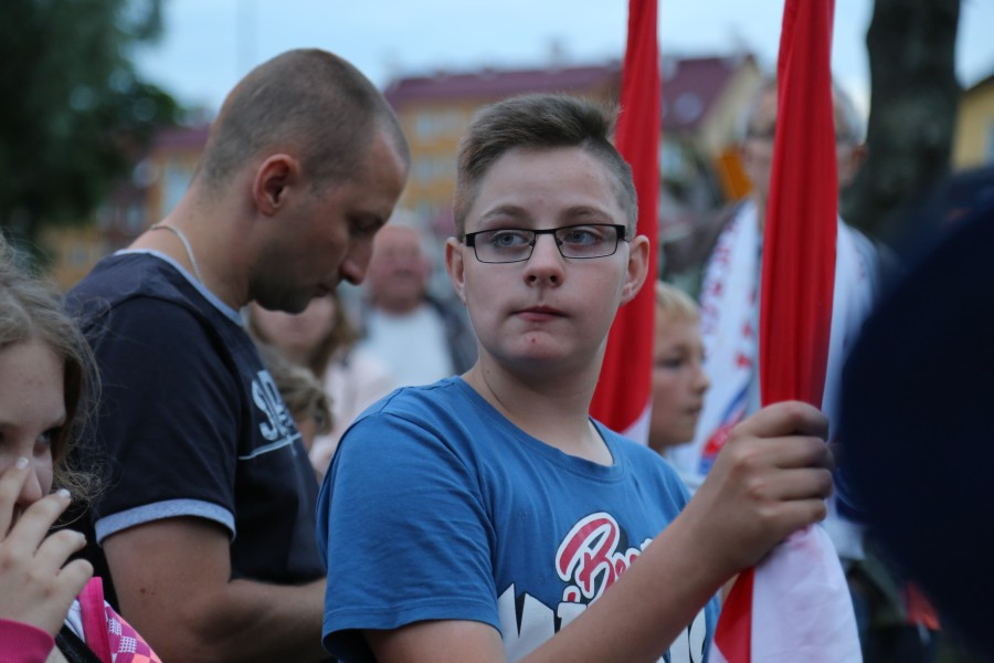 Znicze, flagi i śpiew. Tak kibice hokeja pożegnali STS Sanok [FOTORELACJA, WIDEO]