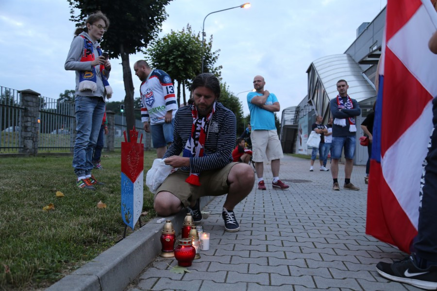 Znicze, flagi i śpiew. Tak kibice hokeja pożegnali STS Sanok [FOTORELACJA, WIDEO]