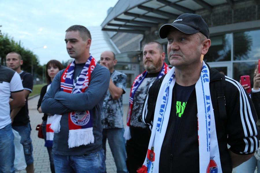 Znicze, flagi i śpiew. Tak kibice hokeja pożegnali STS Sanok [FOTORELACJA, WIDEO]