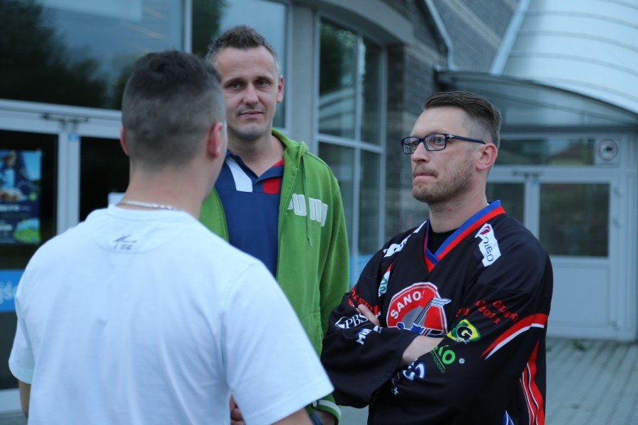 Znicze, flagi i śpiew. Tak kibice hokeja pożegnali STS Sanok [FOTORELACJA, WIDEO]