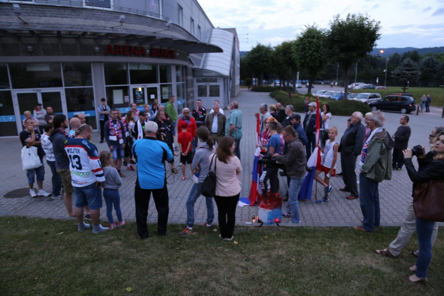 Znicze, flagi i śpiew. Tak kibice hokeja pożegnali STS Sanok [FOTORELACJA, WIDEO]