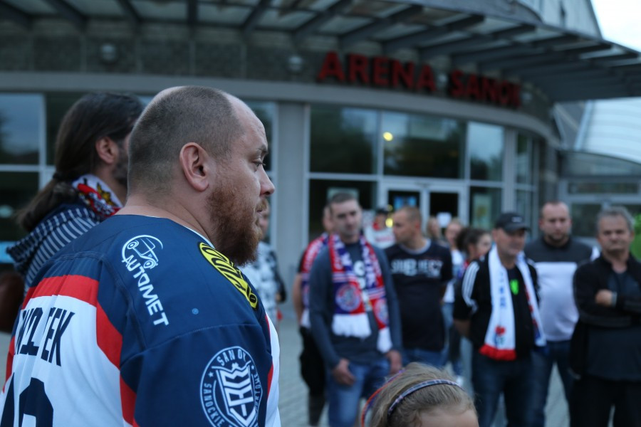 Znicze, flagi i śpiew. Tak kibice hokeja pożegnali STS Sanok [FOTORELACJA, WIDEO]