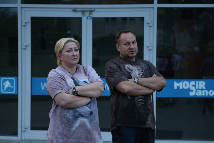 Znicze, flagi i śpiew. Tak kibice hokeja pożegnali STS Sanok [FOTORELACJA, WIDEO]