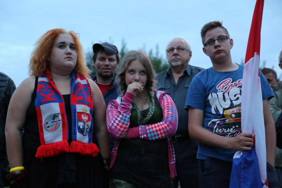 Znicze, flagi i śpiew. Tak kibice hokeja pożegnali STS Sanok [FOTORELACJA, WIDEO]