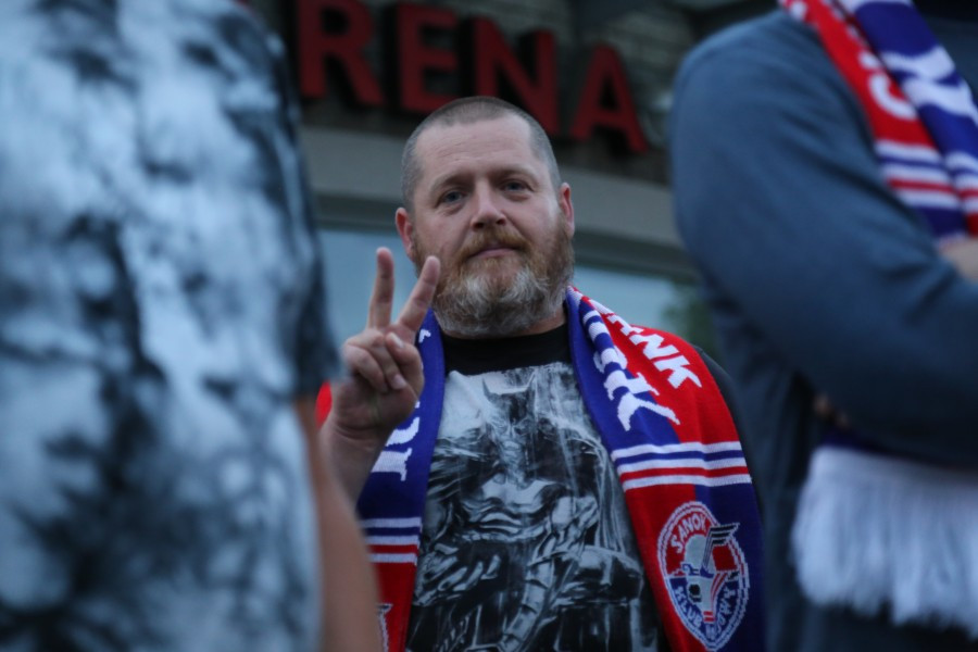 Znicze, flagi i śpiew. Tak kibice hokeja pożegnali STS Sanok [FOTORELACJA, WIDEO]