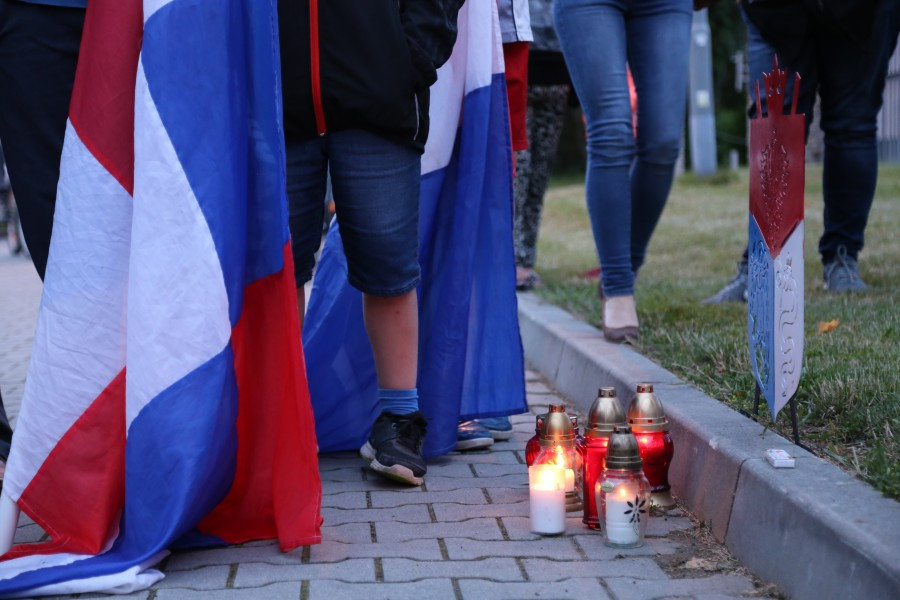 Znicze, flagi i śpiew. Tak kibice hokeja pożegnali STS Sanok [FOTORELACJA, WIDEO]