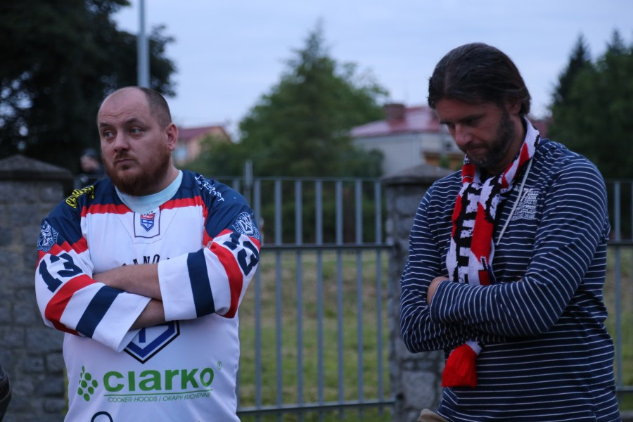 Znicze, flagi i śpiew. Tak kibice hokeja pożegnali STS Sanok [FOTORELACJA, WIDEO]