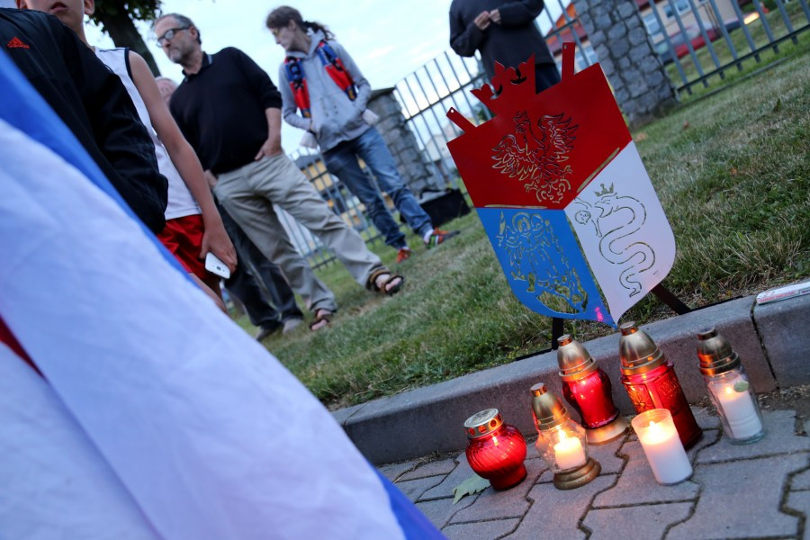 Znicze, flagi i śpiew. Tak kibice hokeja pożegnali STS Sanok [FOTORELACJA, WIDEO]