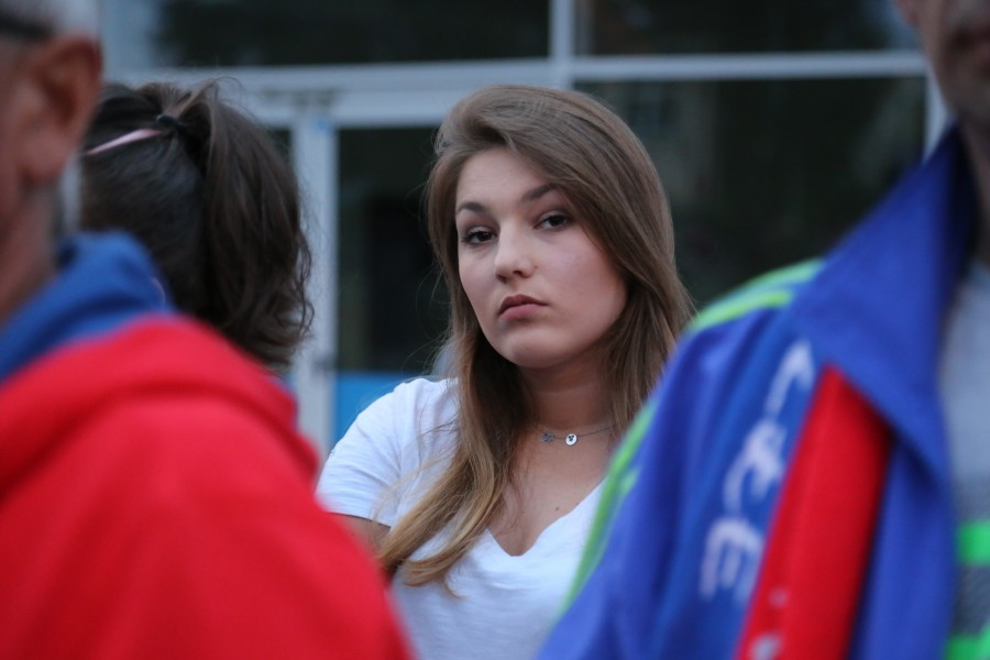 Znicze, flagi i śpiew. Tak kibice hokeja pożegnali STS Sanok [FOTORELACJA, WIDEO]