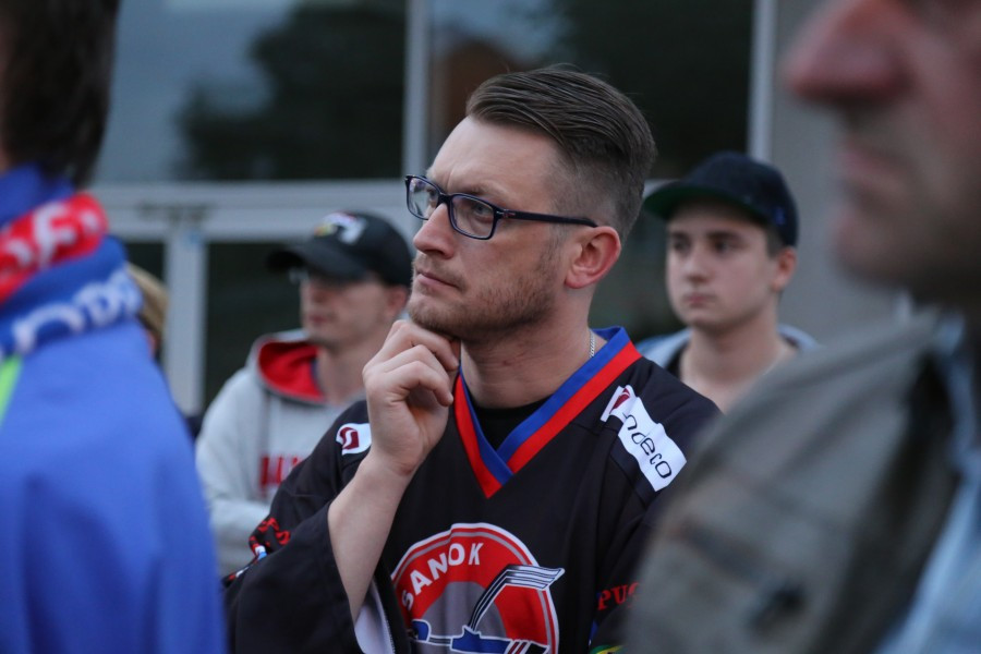 Znicze, flagi i śpiew. Tak kibice hokeja pożegnali STS Sanok [FOTORELACJA, WIDEO]