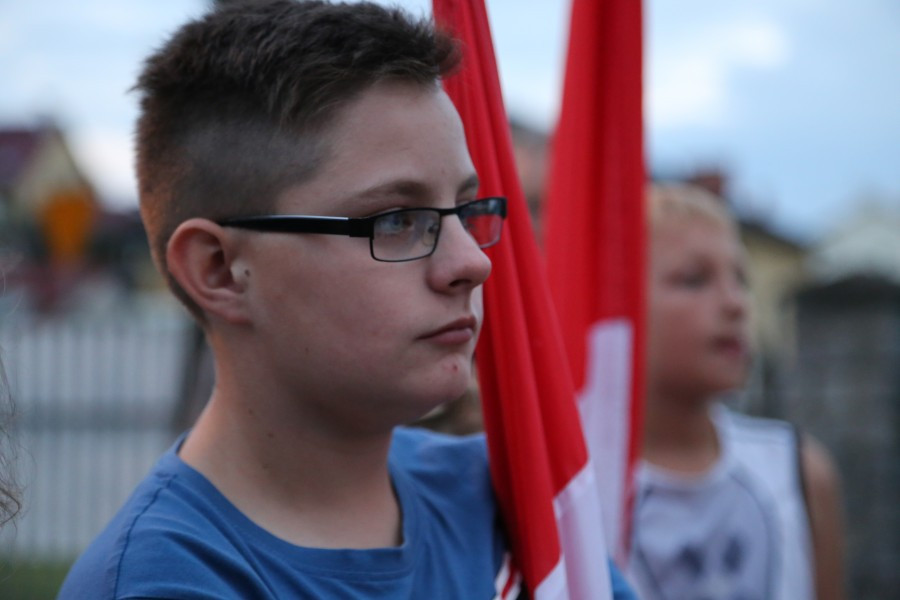 Znicze, flagi i śpiew. Tak kibice hokeja pożegnali STS Sanok [FOTORELACJA, WIDEO]