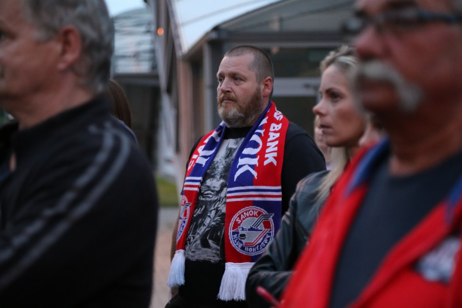 Znicze, flagi i śpiew. Tak kibice hokeja pożegnali STS Sanok [FOTORELACJA, WIDEO]