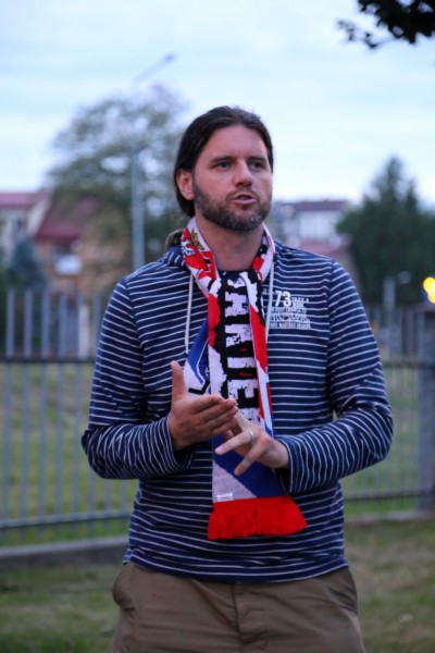 Znicze, flagi i śpiew. Tak kibice hokeja pożegnali STS Sanok [FOTORELACJA, WIDEO]