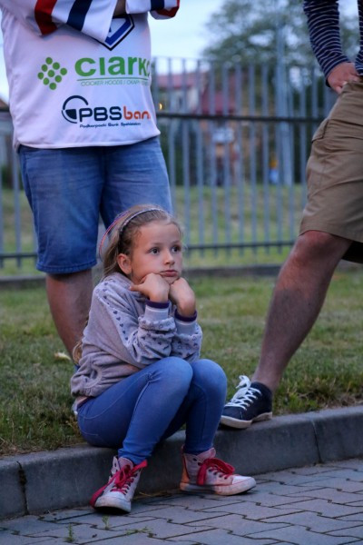 Znicze, flagi i śpiew. Tak kibice hokeja pożegnali STS Sanok [FOTORELACJA, WIDEO]