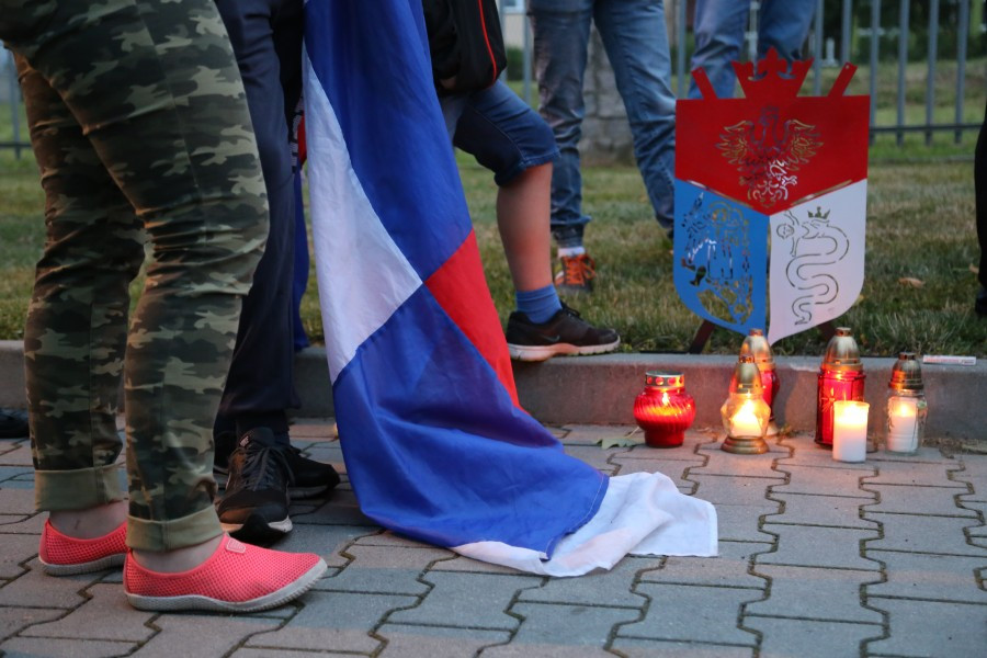 Znicze, flagi i śpiew. Tak kibice hokeja pożegnali STS Sanok [FOTORELACJA, WIDEO]