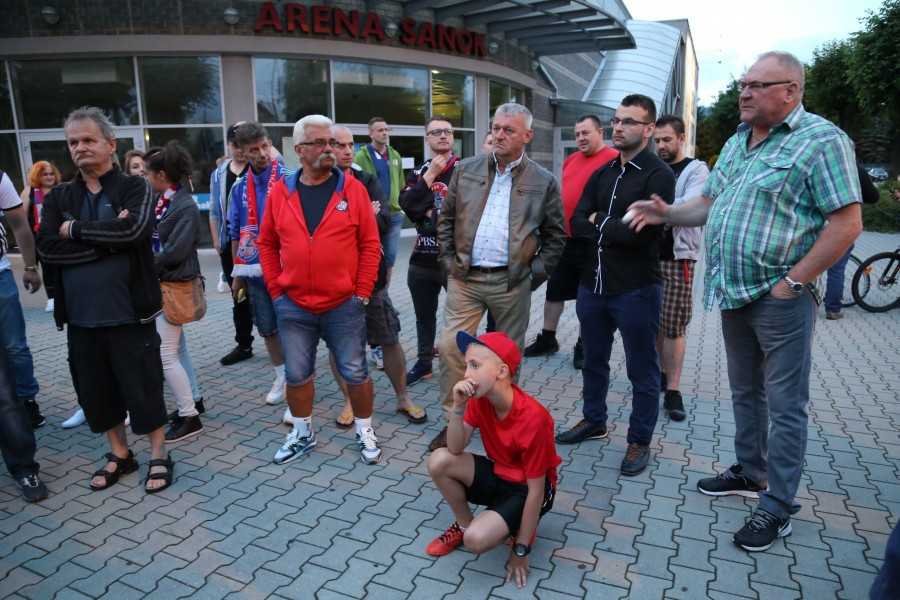 Znicze, flagi i śpiew. Tak kibice hokeja pożegnali STS Sanok [FOTORELACJA, WIDEO]