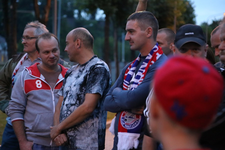 Znicze, flagi i śpiew. Tak kibice hokeja pożegnali STS Sanok [FOTORELACJA, WIDEO]
