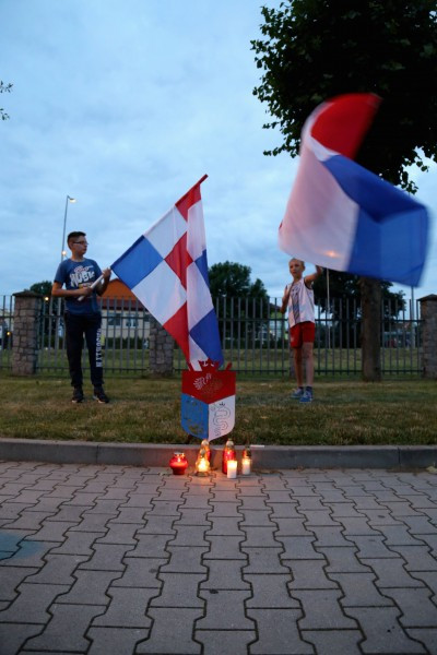 Znicze, flagi i śpiew. Tak kibice hokeja pożegnali STS Sanok [FOTORELACJA, WIDEO]