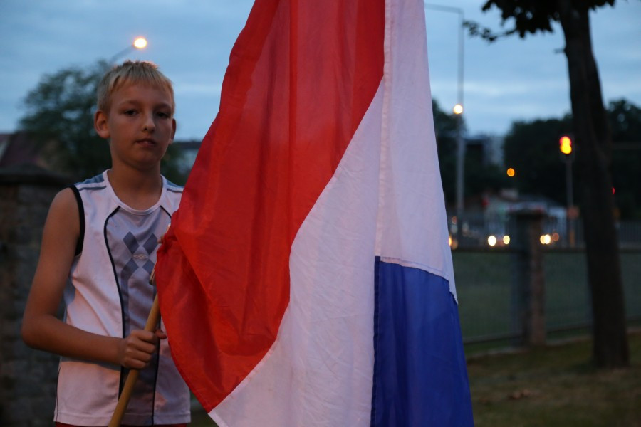 Znicze, flagi i śpiew. Tak kibice hokeja pożegnali STS Sanok [FOTORELACJA, WIDEO]