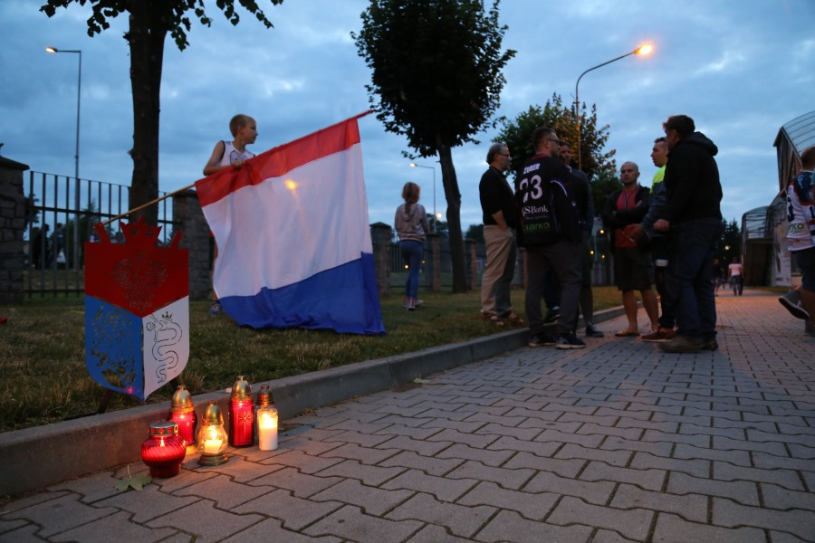 Znicze, flagi i śpiew. Tak kibice hokeja pożegnali STS Sanok [FOTORELACJA, WIDEO]