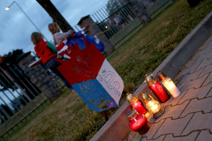 Znicze, flagi i śpiew. Tak kibice hokeja pożegnali STS Sanok [FOTORELACJA, WIDEO]