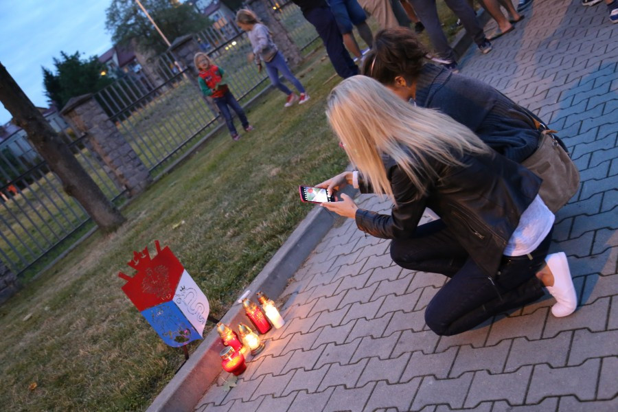 Znicze, flagi i śpiew. Tak kibice hokeja pożegnali STS Sanok [FOTORELACJA, WIDEO]